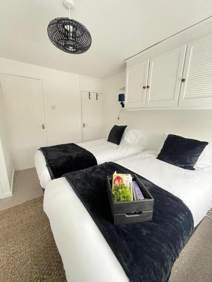 Lovely 1 Bed Home Near Hospital, With Parking & Garden Work Contractor Leisure, Sapphire CBG Esterno foto