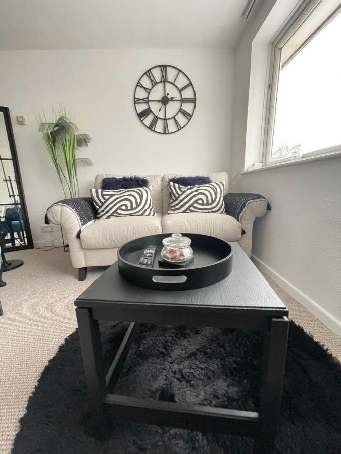 Lovely 1 Bed Home Near Hospital, With Parking & Garden Work Contractor Leisure, Sapphire CBG Esterno foto