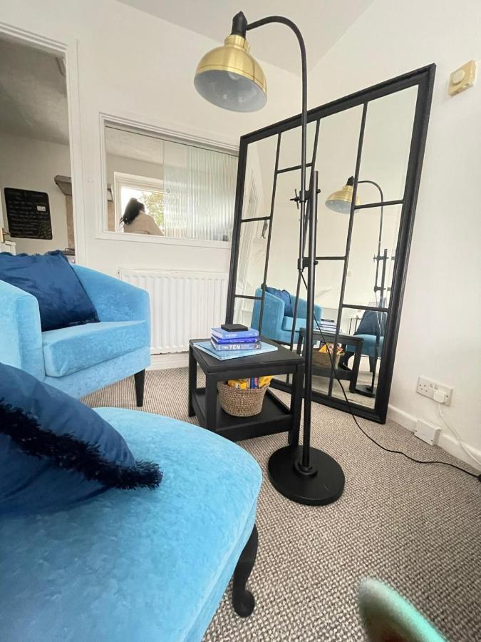 Lovely 1 Bed Home Near Hospital, With Parking & Garden Work Contractor Leisure, Sapphire CBG Esterno foto