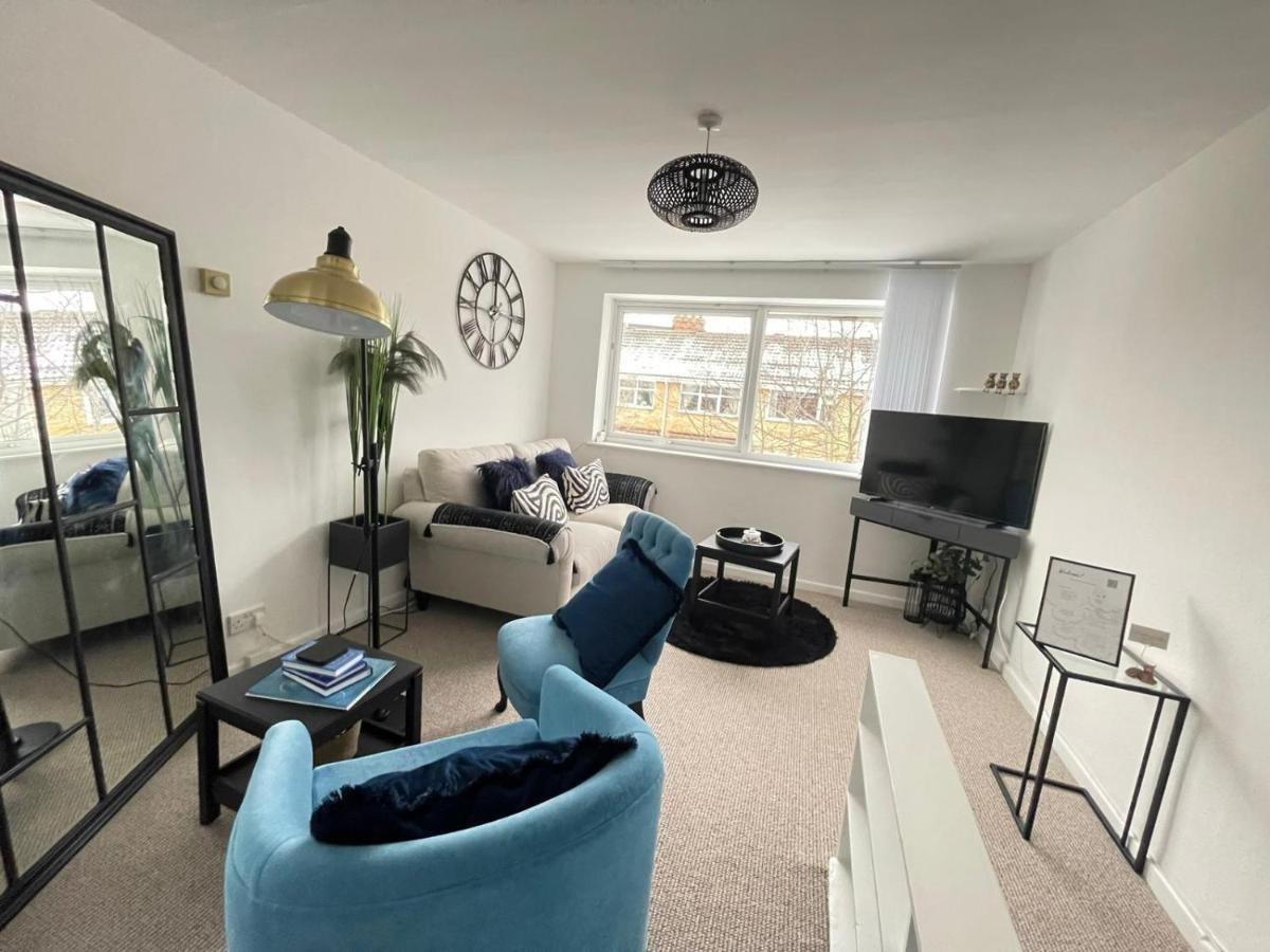 Lovely 1 Bed Home Near Hospital, With Parking & Garden Work Contractor Leisure, Sapphire CBG Esterno foto