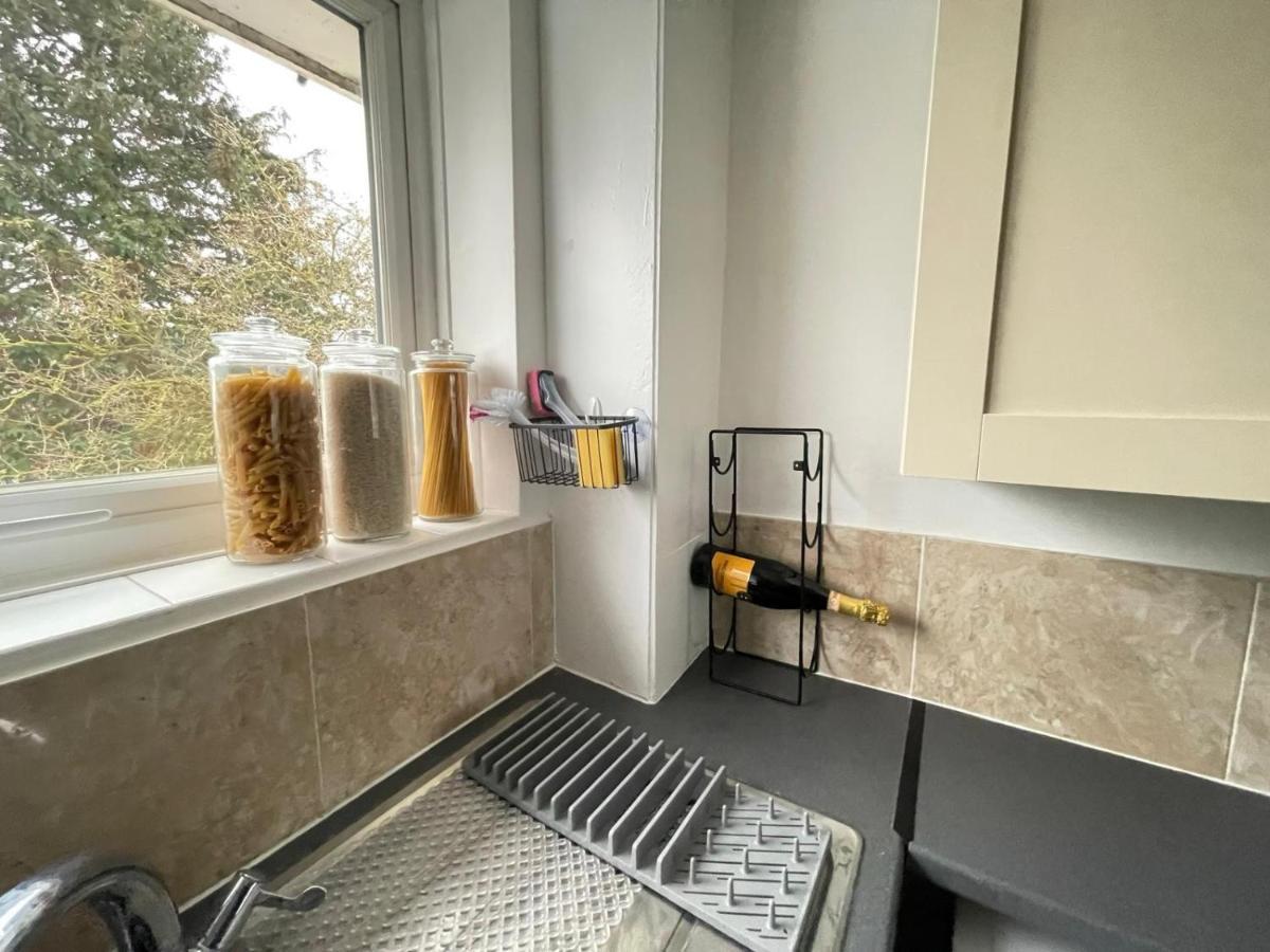 Lovely 1 Bed Home Near Hospital, With Parking & Garden Work Contractor Leisure, Sapphire CBG Esterno foto