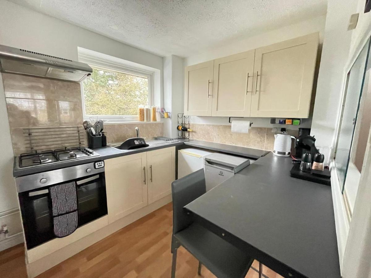 Lovely 1 Bed Home Near Hospital, With Parking & Garden Work Contractor Leisure, Sapphire CBG Esterno foto