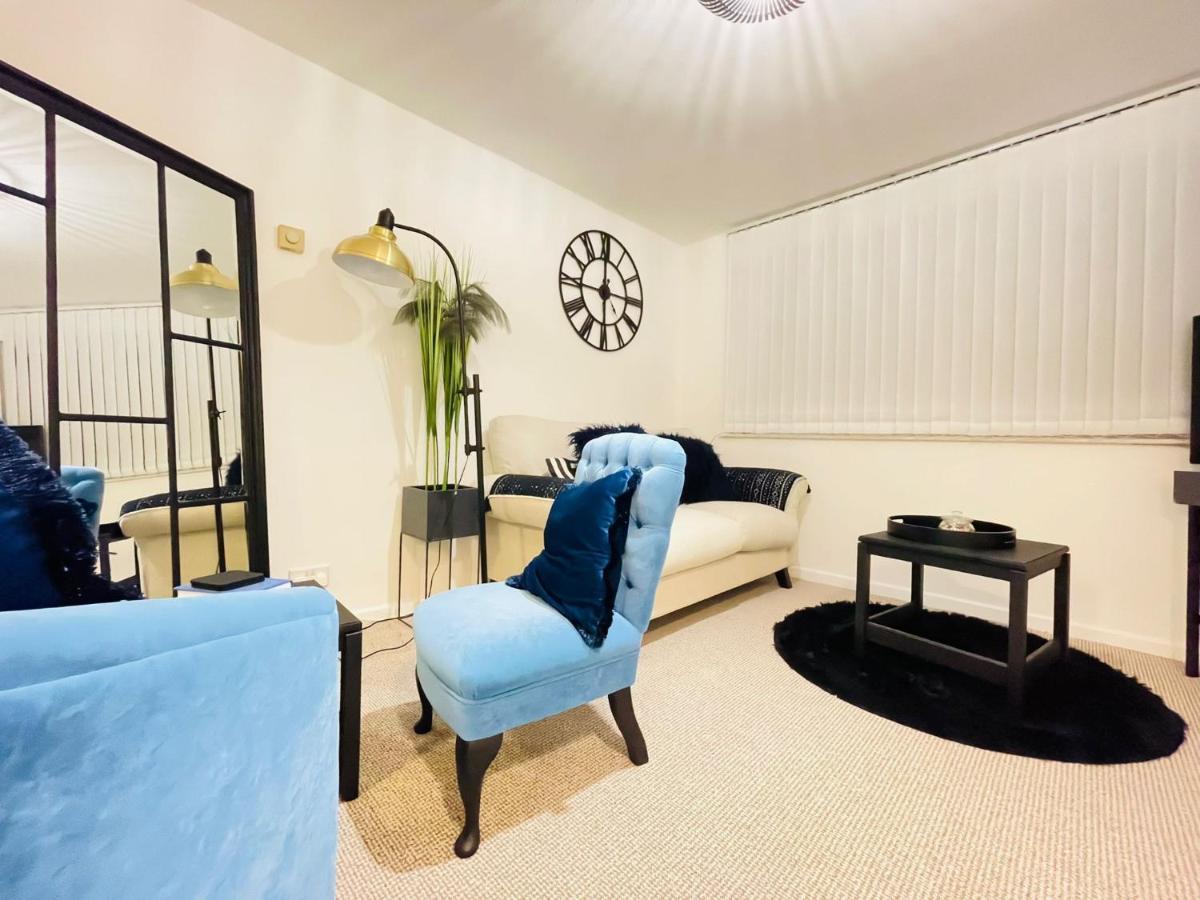 Lovely 1 Bed Home Near Hospital, With Parking & Garden Work Contractor Leisure, Sapphire CBG Esterno foto