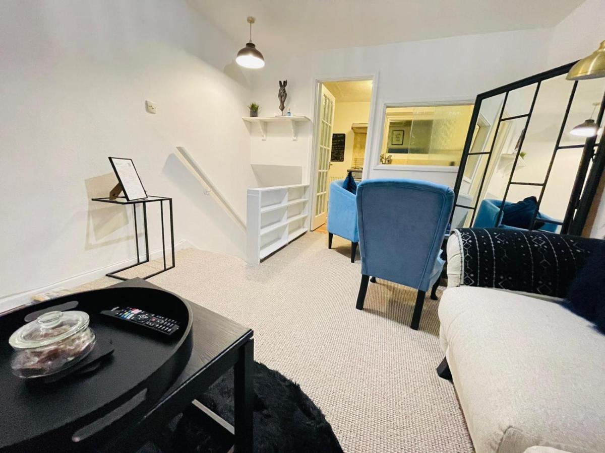 Lovely 1 Bed Home Near Hospital, With Parking & Garden Work Contractor Leisure, Sapphire CBG Esterno foto