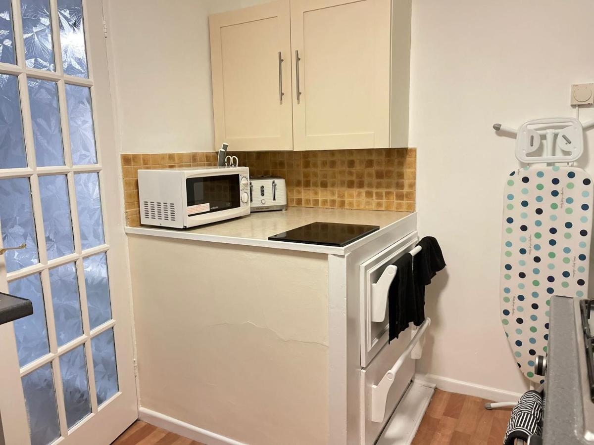 Lovely 1 Bed Home Near Hospital, With Parking & Garden Work Contractor Leisure, Sapphire CBG Esterno foto