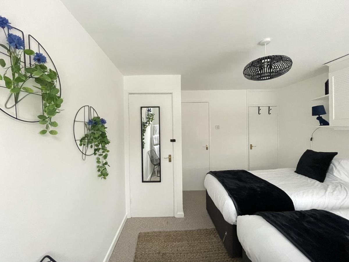 Lovely 1 Bed Home Near Hospital, With Parking & Garden Work Contractor Leisure, Sapphire CBG Esterno foto