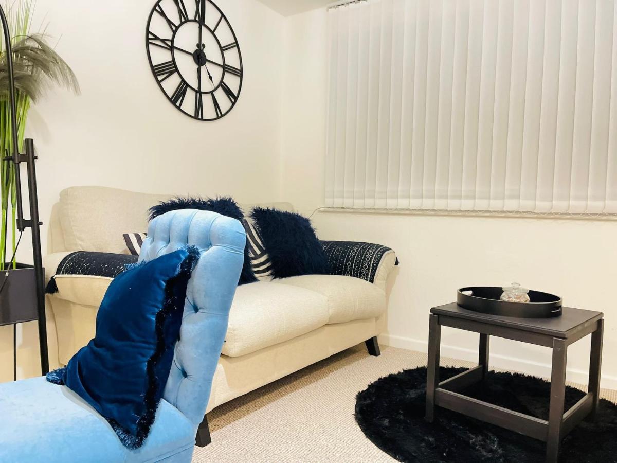 Lovely 1 Bed Home Near Hospital, With Parking & Garden Work Contractor Leisure, Sapphire CBG Esterno foto