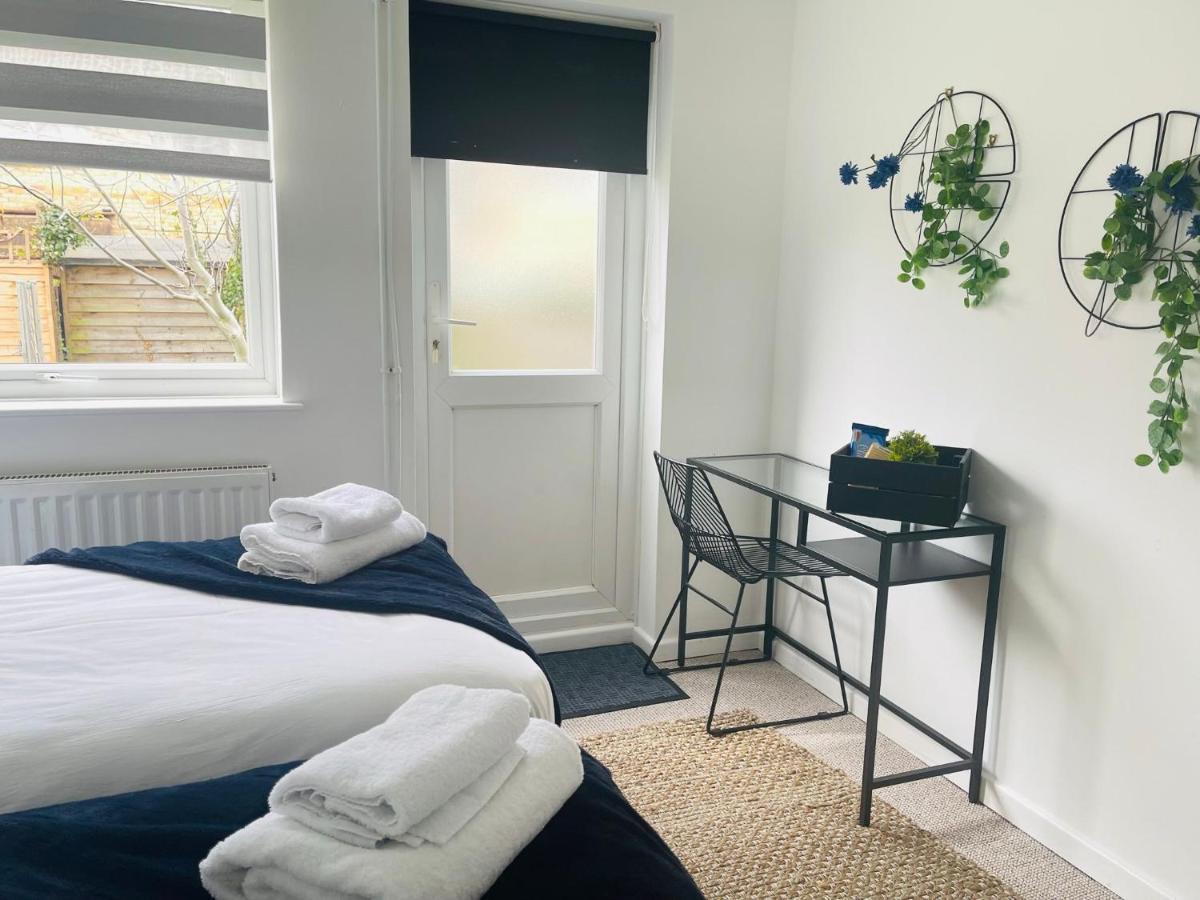 Lovely 1 Bed Home Near Hospital, With Parking & Garden Work Contractor Leisure, Sapphire CBG Esterno foto