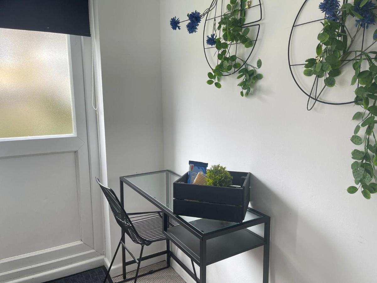Lovely 1 Bed Home Near Hospital, With Parking & Garden Work Contractor Leisure, Sapphire CBG Esterno foto