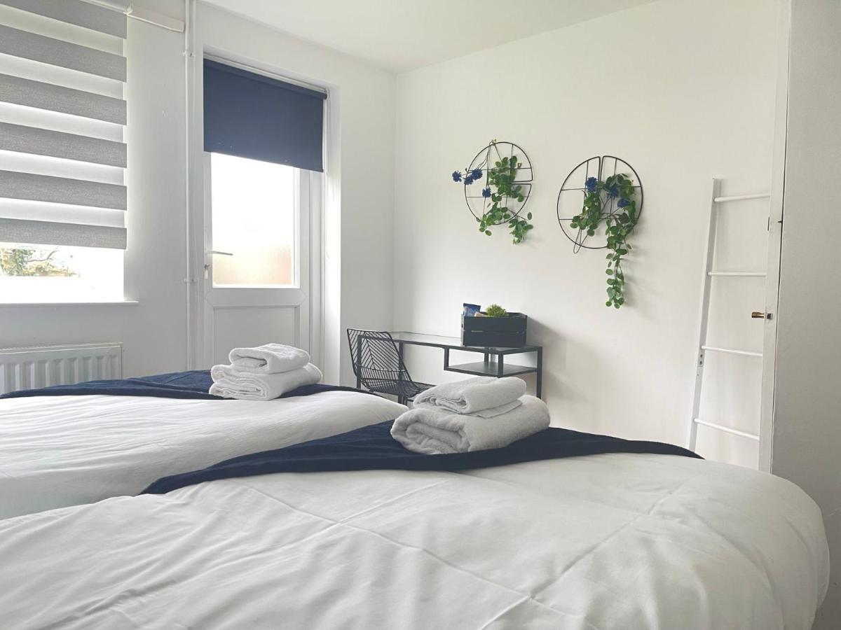 Lovely 1 Bed Home Near Hospital, With Parking & Garden Work Contractor Leisure, Sapphire CBG Esterno foto